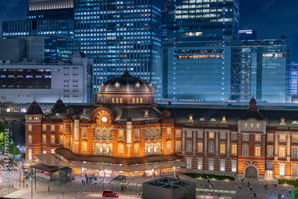 東京駅と丸の内のビル群　夜景