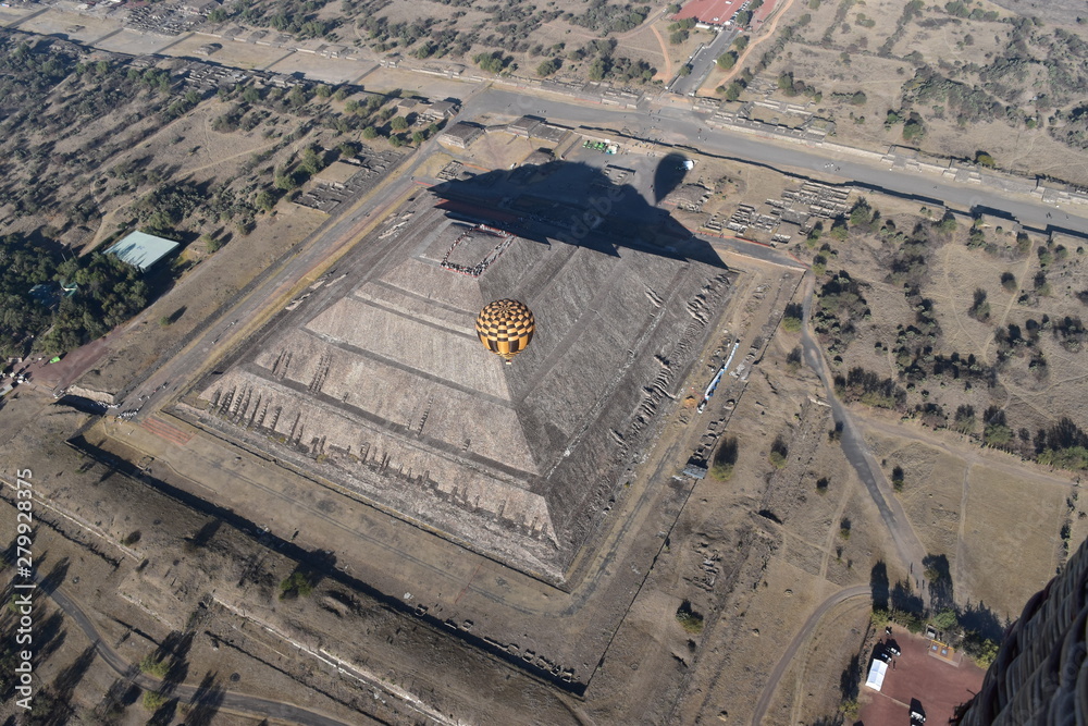 Piramide del Sol y globos toma aerea Stock Photo | Adobe Stock