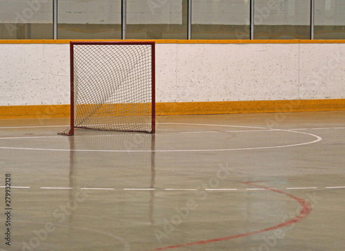 Obraz na płótnie A Lacrosse net sitting in an empty box. w salonie