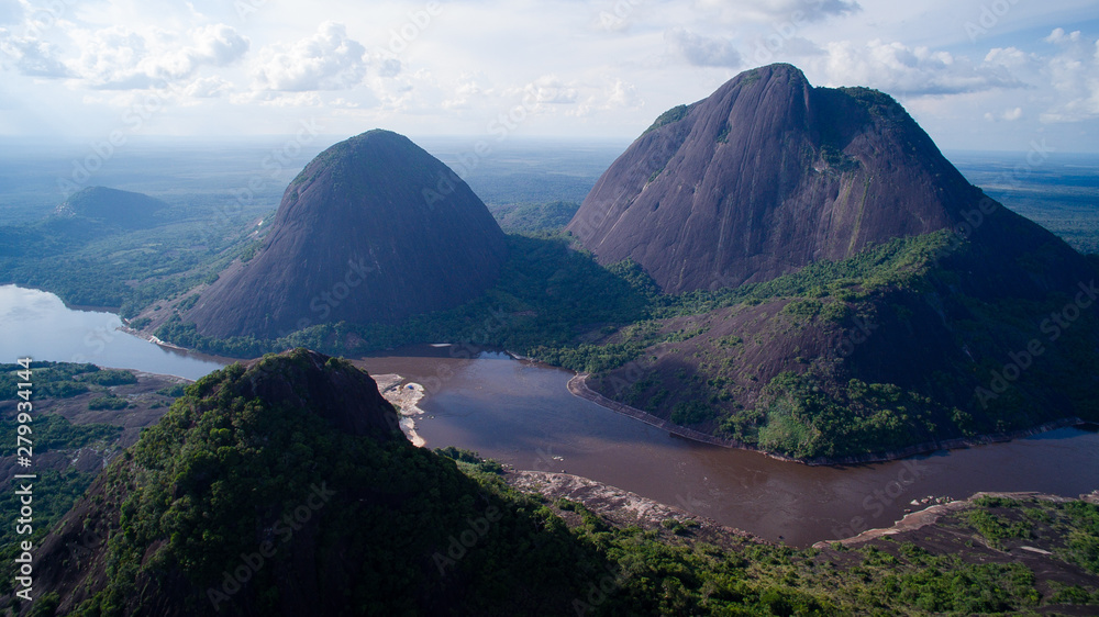 Cerros Mavicure en el Rio Inirida en Guainia-Colombia cerca a Puerto Inirida(Orinoquia Colombiana)