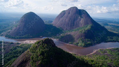 Cerros Mavicure en el Rio Inirida en Guainia-Colombia cerca a Puerto Inirida(Orinoquia Colombiana)