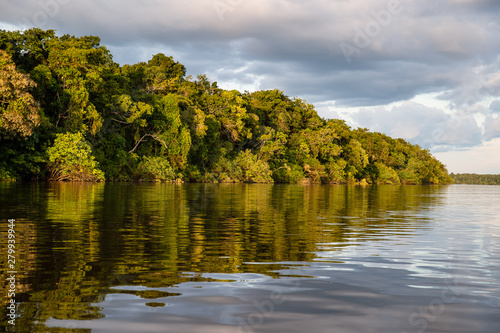 Atardecer en el rio Inirida en Puerto Inirida-Guainia_Colombia