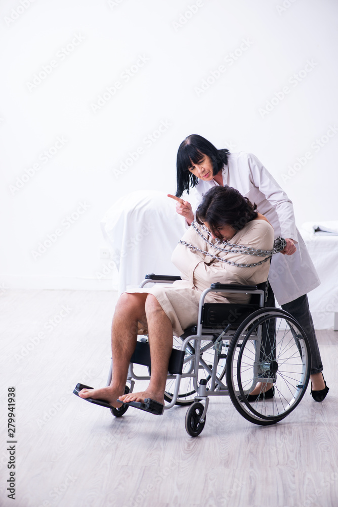 Obraz premium Old female psychiatrist visiting young male patient