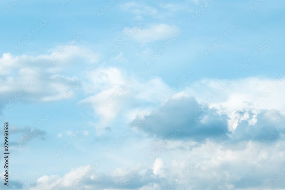 Obraz premium The white clouds in the sky in the afternoon.