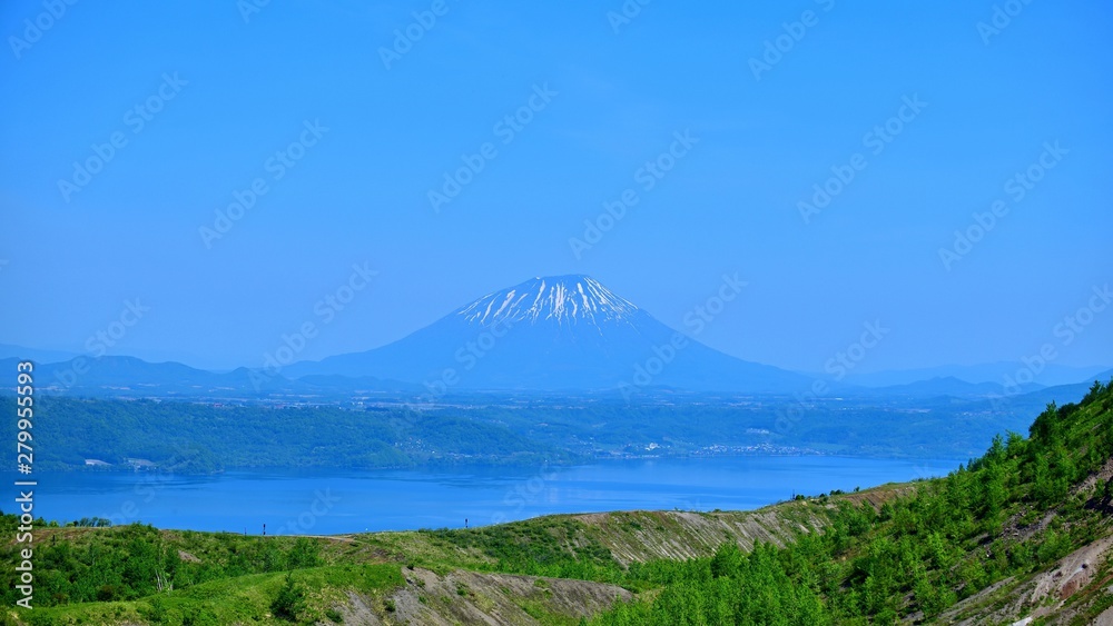 Fototapeta premium Wspólny widok na górę Yotei i jezioro Toya widziane z promenady Usuzan na Hokkaido
