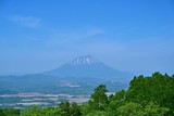青空バックに映える雄大な羊蹄山の情景＠北海道