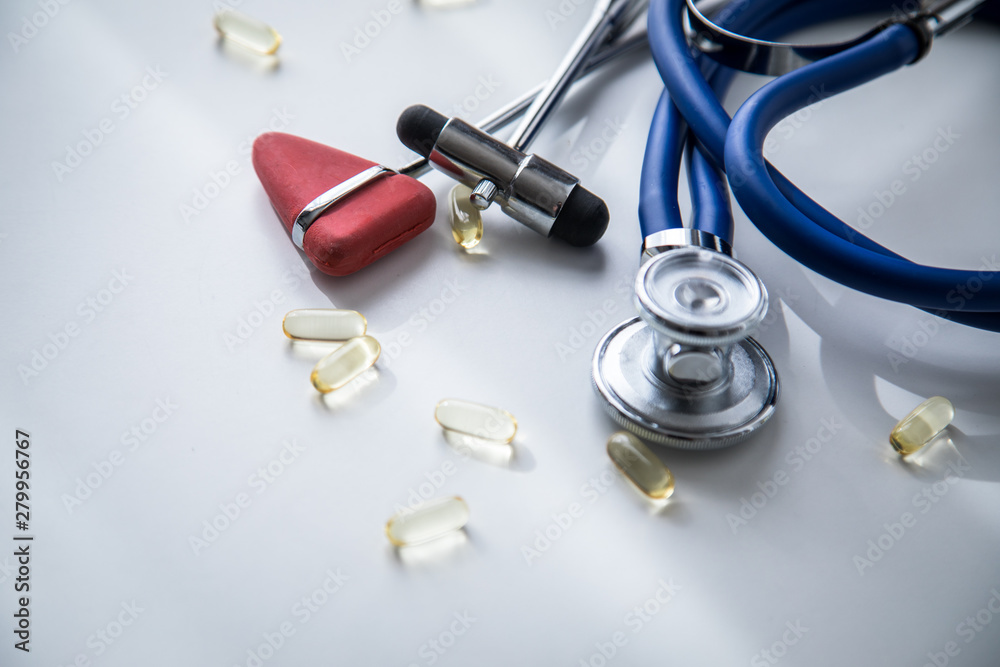 Neurologie Arzt Praxis mit Reflexhammer Buck, Perkussionshammer Tylor, Stethoskop und Medikament Pillen als Therapie Neurologie Arzt Praxis mit Reflexhammer Buck, Perkussionshammer Tylor, Stethoskop und Medikament Pillen als Therapie