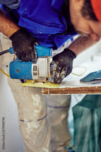Cuadro en lienzo Two handymen working together on a house renovation.
