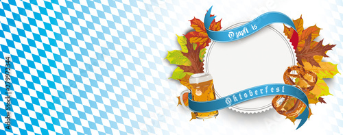 Oktoberfest Banner mit Etikette, Herbstlaub, Maßkrug und Brezeln