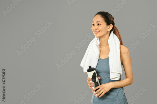 Sporty Asian woman with bot...