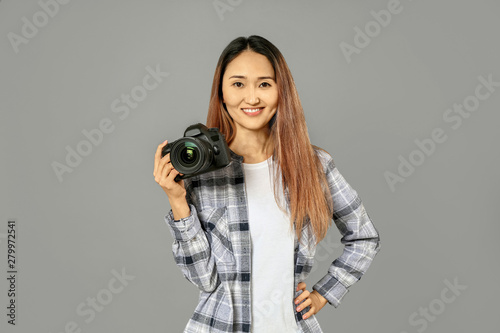 Female Asian photographer o...