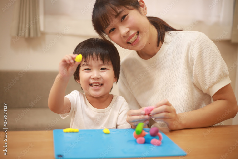 Fototapeta premium 粘土で遊ぶ親子