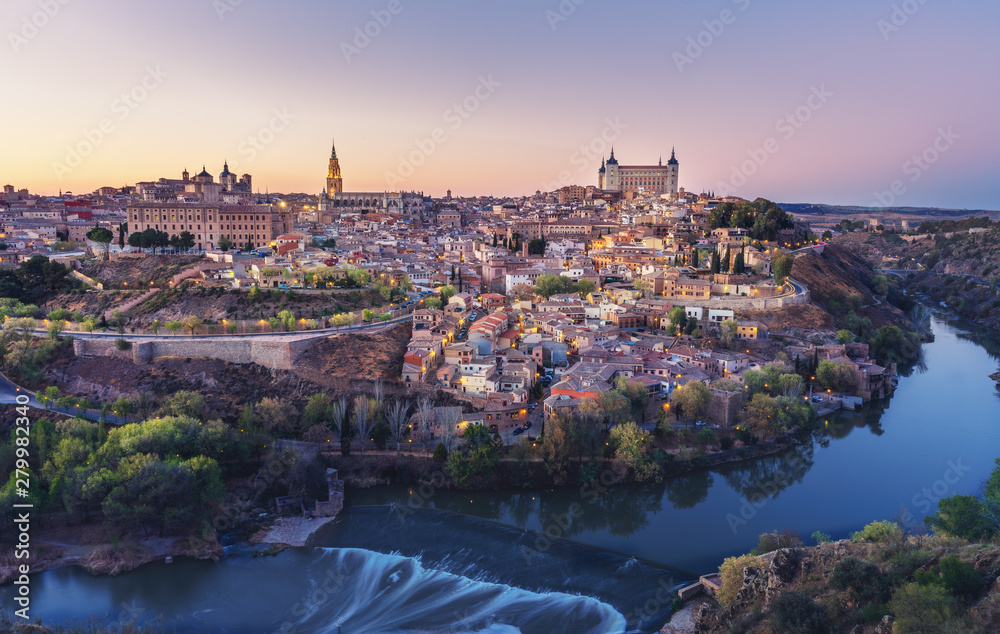 Beautiful view of Toledo city skyline with Cathedral, Alcazar and Tagus River at sunset - Toledo, Castila La Macha, Spain - obrazy, fototapety, plakaty 