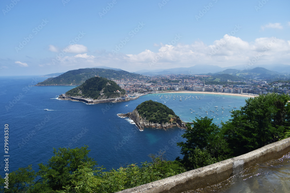 Panorámica de la ciudad vasca de San Sebastián, España,