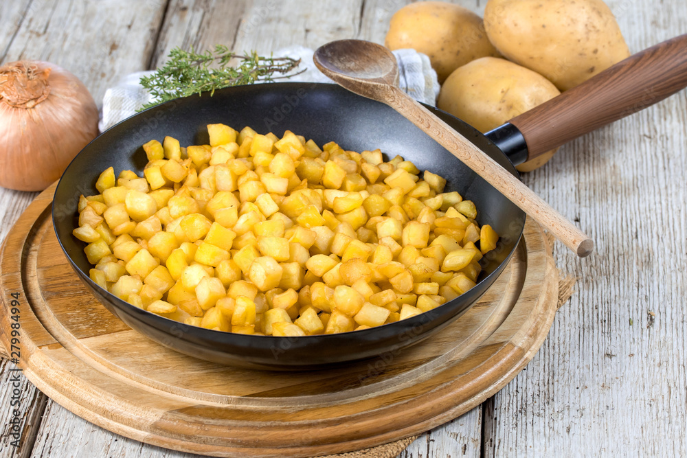 pommes de terre rissolées Stock Photo | Adobe Stock