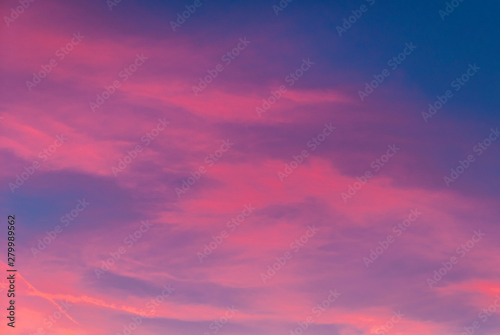 Rosa Wolken am Abendhimmel - obrazy, fototapety, plakaty 