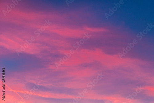 Rosa Wolken am Abendhimmel © pwmotion