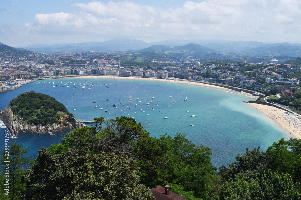 Panorámica de la ciudad vasca de San Sebastián, España,