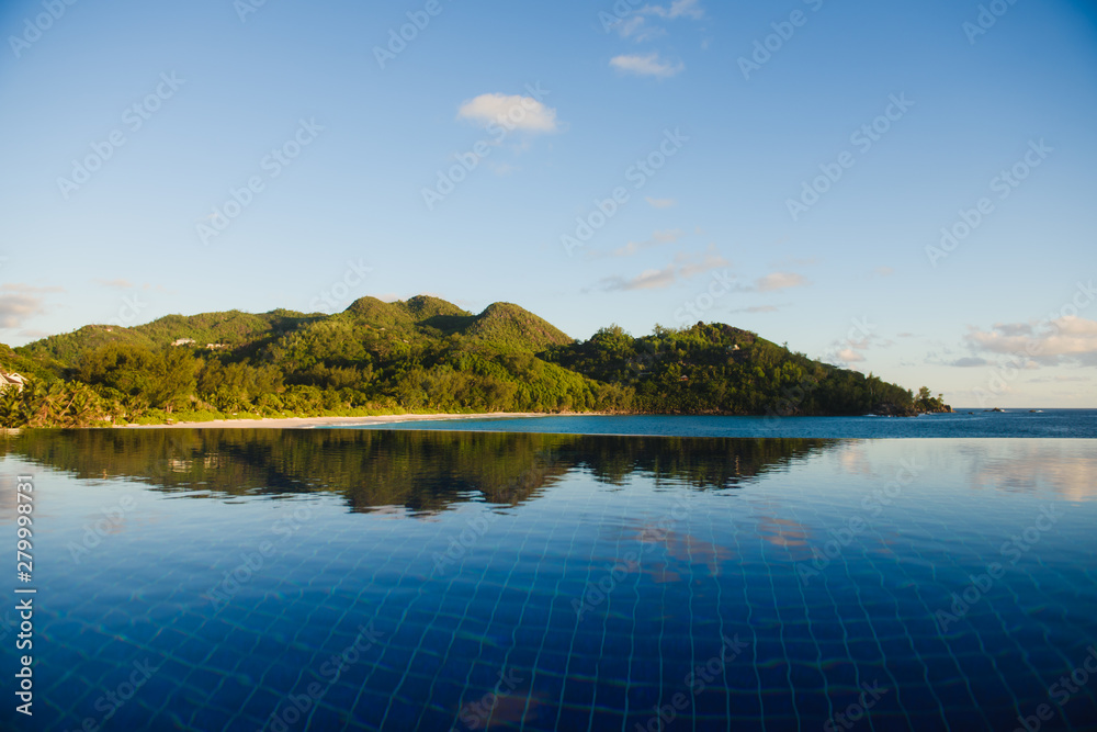 Fototapeta premium Stylish swimming pool with indian ocean view