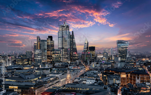 Der Finanzbezirk City von London mit den Banken und Wolkenkratzern am Abend nach Sonnenuntergang, Großbritannien 