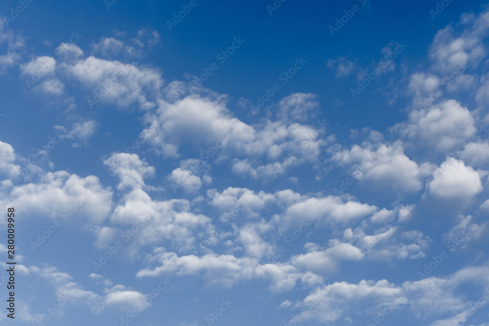 Fondo de pantalla, salva pantalla de nubes en cielo azul