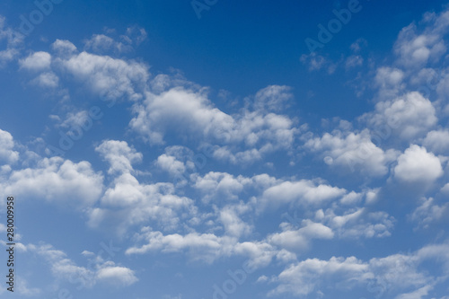 Fondo de pantalla, salva pantalla de nubes en cielo azul