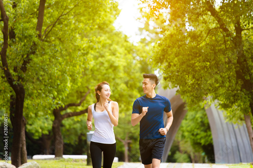 Konstfotografi happy young Couple jogging and running  in park