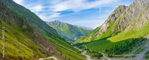 Panorama zielonej alpejskiej doliny