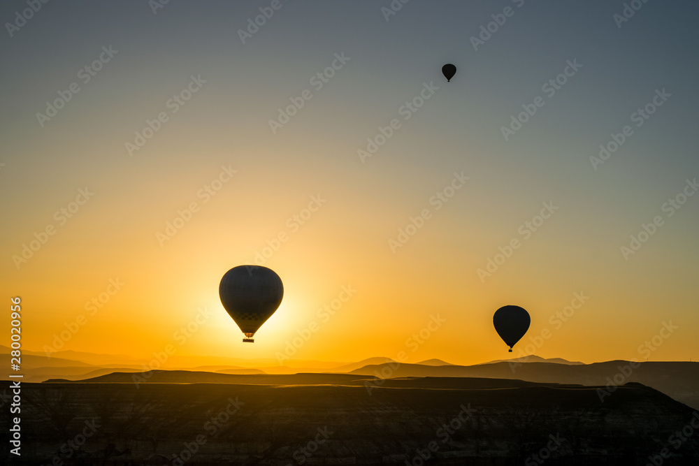 Hot air balloon at sunrise - obrazy, fototapety, plakaty 
