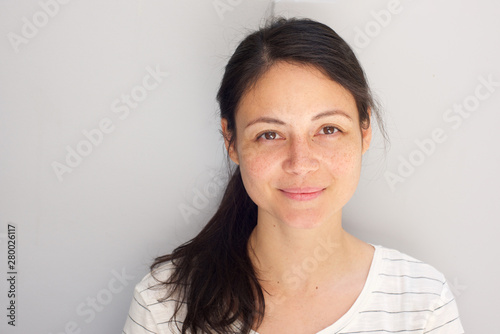 Quadro em tela horizontal portrait of beautiful young asian woman with ponytail smirking agains