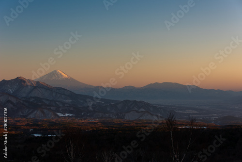 八ヶ岳山麓からみた夕焼けに染まる富士山