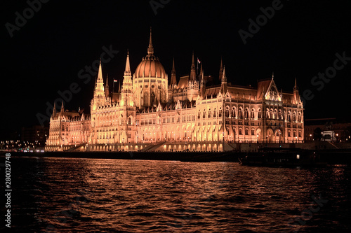 Budapest Parlamento di notte