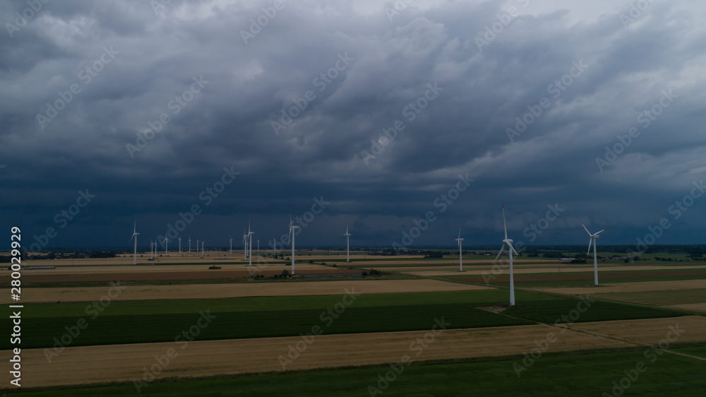 Rollwolke sammelt sich zu einem Unwetter am Himmel zusammen Rollwolke sammelt sich zu einem Unwetter am Himmel zusammen