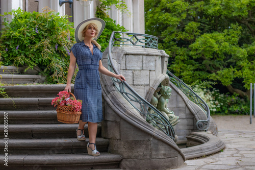 Wallpaper Mural Frau mit Hut Torontodigital.ca