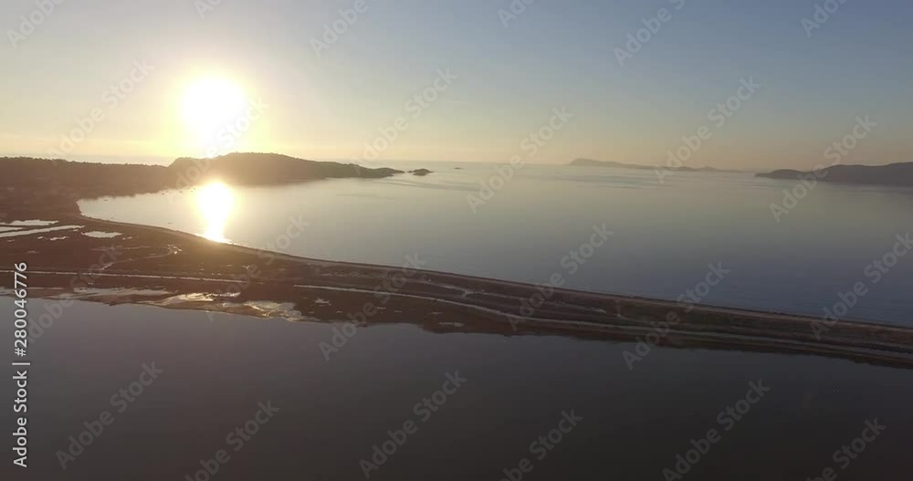 Almanarre plage au coucher du soleil vue aérienne en drone Almanarre plage au coucher du soleil vue aérienne en drone