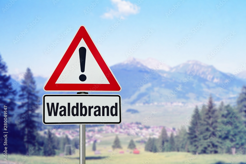 Waldbrand auf Achtung Schild mit Landschaft Waldbrand auf Achtung Schild mit Landschaft