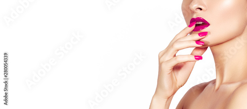 Fotografia, Obraz Beautiful Woman with Fashion Red Nails Manicure and Bright Makeup Lips