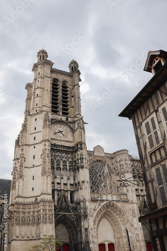 Aube - Troyes - Cathédrale Saint-Pierre et Saint-Paul sur la place Saint-Pierre