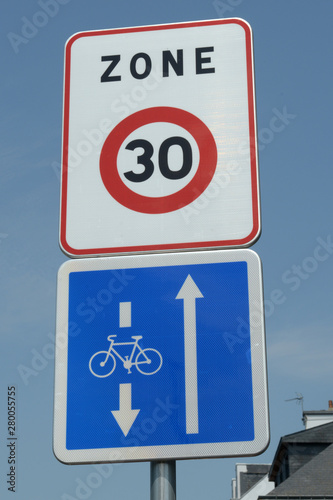 Zone trente kilomètres heure photo