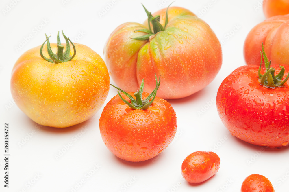 Tomates maduros, ecológios, sanos, sabrosos, preparados para ser comidos crudos, en zumos, cocinados en salsas, sopas, mermeladas, sofritos, al horno, fritos, asados en la barbacoa, escalibados, tomat Tomates maduros, ecológios, sanos, sabrosos, preparados para ser comidos crudos, en zumos, cocinados en salsas, sopas, mermeladas, sofritos, al horno, fritos, asados en la barbacoa, escalibados, tomat