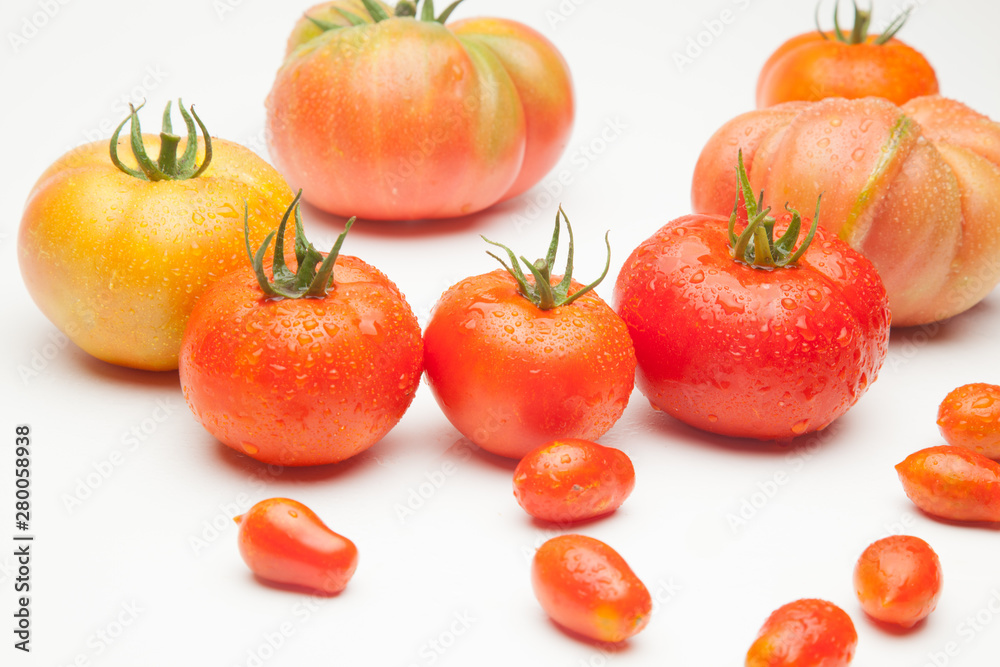 Tomates maduros, ecológios, sanos, sabrosos, preparados para ser comidos crudos, en zumos, cocinados en salsas, sopas, mermeladas, sofritos, al horno, fritos, asados en la barbacoa, escalibados, tomat Tomates maduros, ecológios, sanos, sabrosos, preparados para ser comidos crudos, en zumos, cocinados en salsas, sopas, mermeladas, sofritos, al horno, fritos, asados en la barbacoa, escalibados, tomat