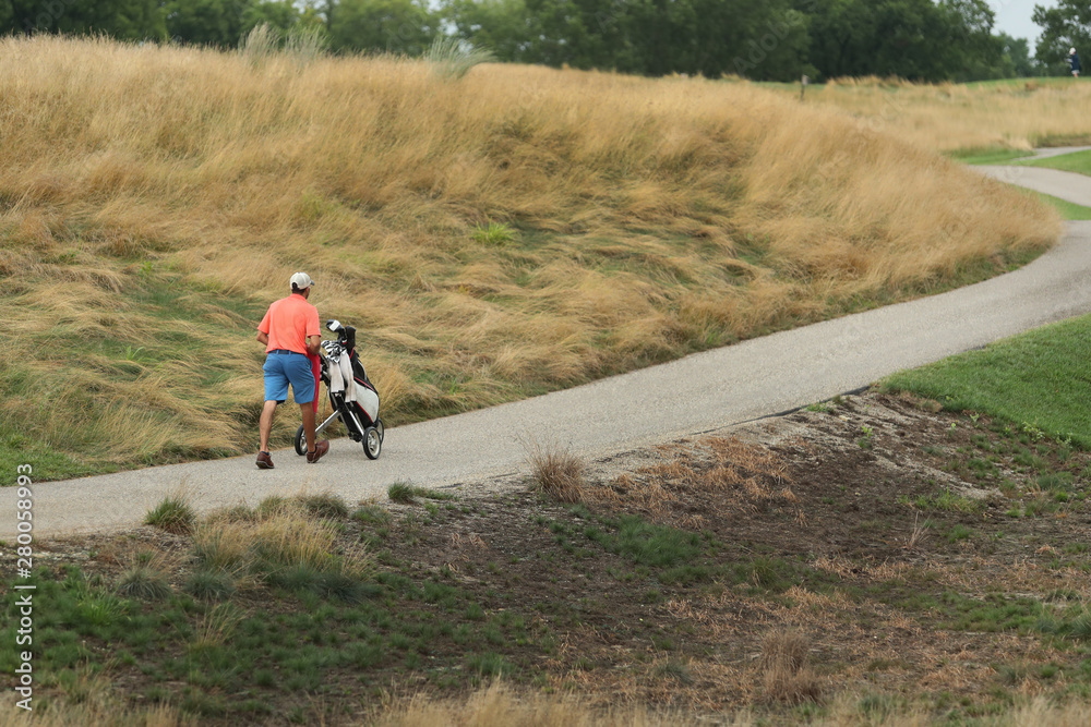 Obraz premium walking 18 holes of golf