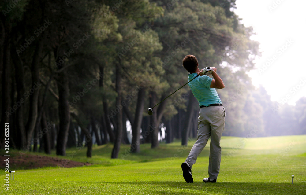 Obraz premium man golfer on a golf course