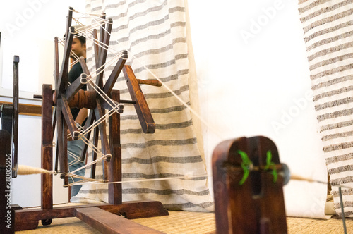 Foto antique wooden charkha spindle for making cloth in india