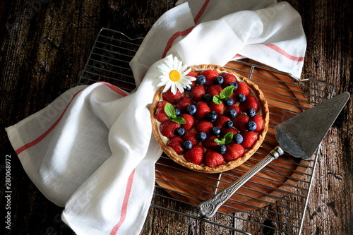 Fotografi Homemade tartlet with strawberry and mascarpone cream