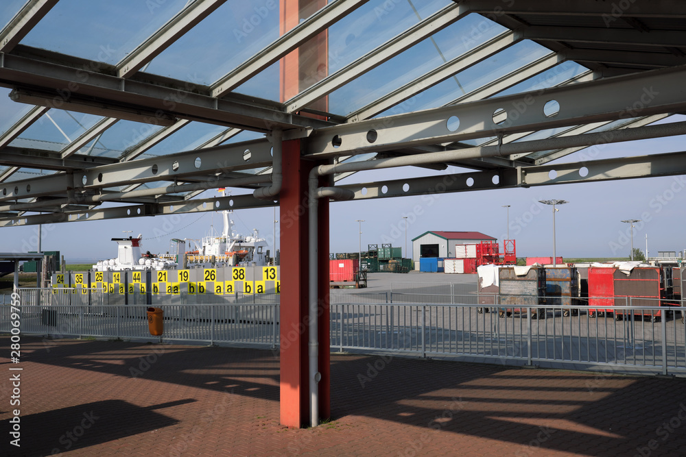 Anleger mit Fähre nach Wangerooge im Hafen von Harlesiel an der Nordseeküste - Stockfoto Anleger mit Fähre nach Wangerooge im Hafen von Harlesiel an der Nordseeküste - Stockfoto