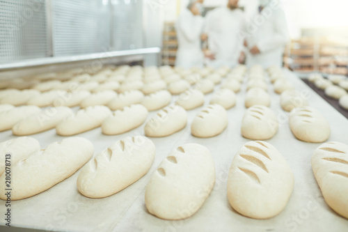 Φωτογραφία Raw bread is making on the automatic equipment line in the bakery