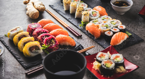 Zestaw sushi z sashimi i rolkami sushi podawany na kamiennym łupku