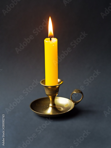 Obraz na płótnie a single candle in a candlestick w salonie