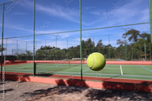 tennis ball on a court © Gabriel